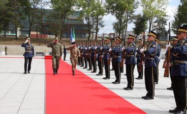 Gjenerallejtënant Salvatore Farina pritet me ceremoni ushtarake në FSK