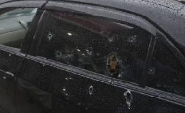 Në Çento të Shkupit shkrepen 30 plumba në drejtim të një makine, udhëtarët kalojnë pa lëndime