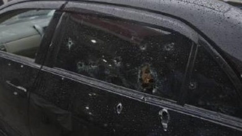 Në Hasanbeg të Shkupit shkrepen 30 plumba në drejtim të një makine, udhëtarët kalojnë pa lëndime