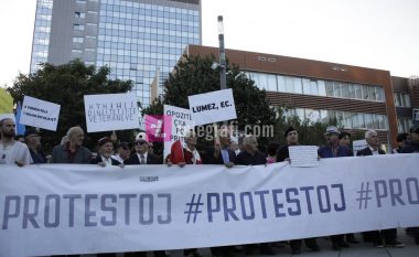 Protestë për shkarkimin e Aleksandër Lumezit (Foto)