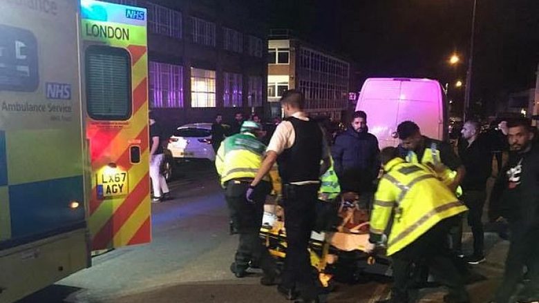 Vetura futet me shpejtësi në një hapësirë këmbësorësh afër një xhamie në Londër, tre të lënduar (Foto)