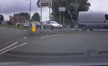 Goditet me veturë dhe për disa metra tërhiqet zvarrë, vajza nga Mançesteri shpëton mrekullisht – ngritet në këmbë dhe vazhdon rrugën (Video, +18)