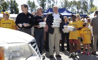 Pasi u godit nga uragani Florence, Trump viziton Karolinën e Veriut – u shpërndanë ushqim qytetarëve (Foto/Video)