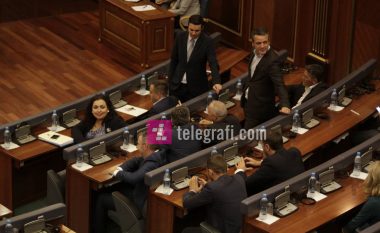 Deputetët e opozitës hynë në sallë, pritet të nis seanca (Foto)