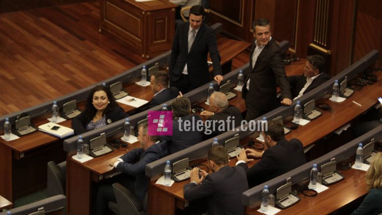 Deputetët e opozitës hynë në sallë, pritet të nis seanca (Foto)