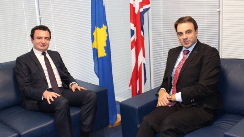 Kurti takohet me ambasadorin britanik: Çdo lëvizje për ndryshim të kufijve është e rrezikshme, Thaçi po bënë lojëra të dëmshme