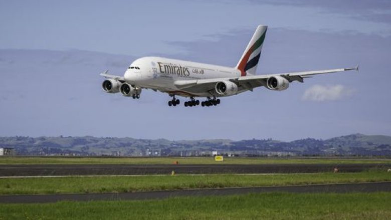 Rreth 100 pasagjerë të sëmurë, aeroplani që po shkonte nga Dubai në New York futet në karantinë