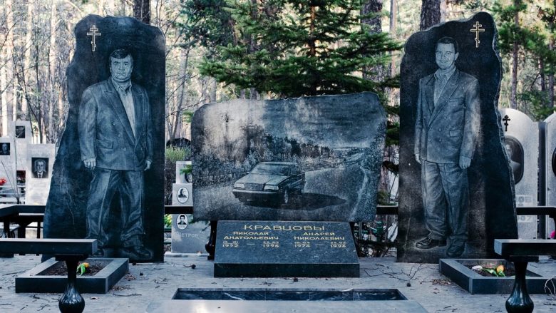 Makina, bizhuteri dhe pije – “dekorimet” e varrezave të mafiozëve rusë (Foto)