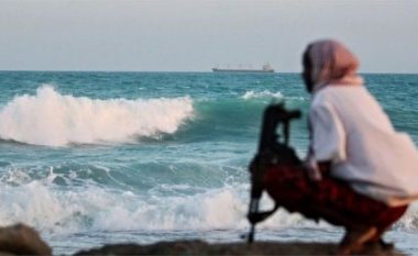 Piratët në Nigeri rrëmbejnë 12 pjesëtarë të një anijeje mallrash zvicerane