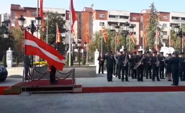 Maqedonia kancelarin austriak e priti me flamurin e Letonisë (Foto/Video)
