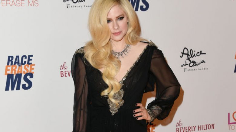 Rrëfimi i Avril Lavigne për sëmundjen e rëndë: Më është dashur të pranoja se po vdisja dhe e ndjeja sikur më shuhej trupi