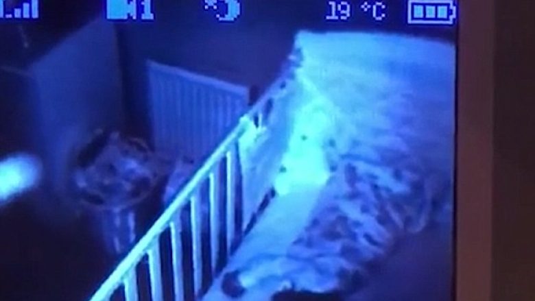 Babai i tmerruar u ‘ngri prej frike’ kur pranë krevatit të fëmijës pa një siluetë të shndritshme (Video)