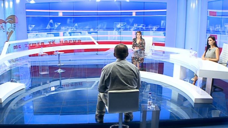 Vëlla e motër përplasen në televizion: Burri yt më përdhunoi gruan