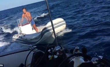 Detari italian sulmoi turistët në barkë, e pësoi kur u grushtua nga njëri prej tyre (Video)