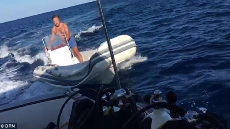 Detari italian sulmoi turistët në barkë, e pësoi kur u grushtua nga njëri prej tyre (Video)