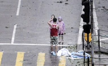 Detyroi fëmijët të pozonin për fotografi, në zonën e përfshirë nga uragani (Video)