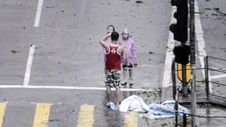 Detyroi fëmijët të pozonin për fotografi, në zonën e përfshirë nga uragani (Video)