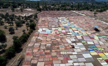 Droni ka marrë pamjet e fushës turke, ku janë shtrirë mijëra tepihë të punuar me dorë – që t’ju zbuten ngjyrat nën rrezet e diellit (Foto)