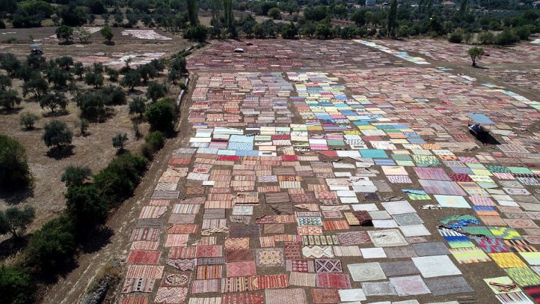 Droni ka marrë pamjet e fushës turke, ku janë shtrirë mijëra tepihë të punuar me dorë – që t’ju zbuten ngjyrat nën rrezet e diellit (Foto)