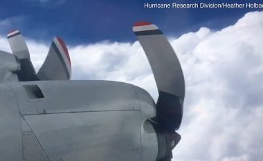 Ekspertët e meteorologjisë fluturuan me aeroplan special nëpërmes uraganit (Video)
