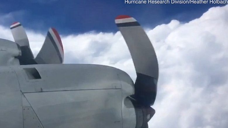 Ekspertët e meteorologjisë fluturuan me aeroplan special nëpërmes uraganit (Video)