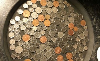 Fshehu një monedhë që të mahitet me kolegët, mënyra si veproi kamerieri i ka befasuar të gjithë (Foto)