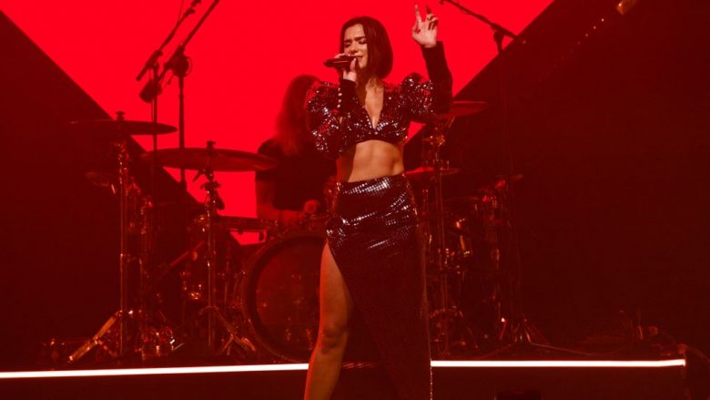 Dua Lipa ngrit gishtin e mesit para fansave në koncertin, në Las Vegas