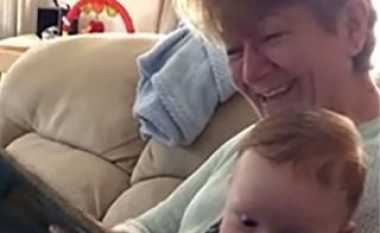 Gjyshja nuk ndalon së qeshuri derisa përfundon së lexuari një përrallë për nipin (Video)