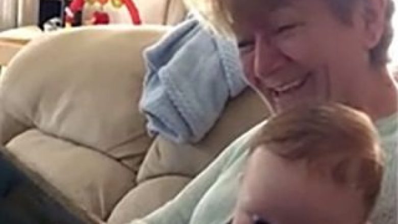 Gjyshja nuk ndalon së qeshuri derisa përfundon së lexuari një përrallë për nipin (Video)