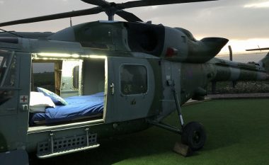 Helikopterin ushtarak që e bleu përmes internetit, e shndërroi në ‘motel’ të rehatshëm (Foto)