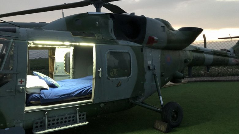 Helikopterin ushtarak që e bleu përmes internetit, e shndërroi në ‘motel’ të rehatshëm (Foto)