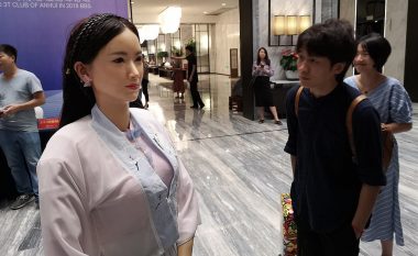 Hoteli luksoz kinez shfrytëzon një robot për të pritur mysafirët, shumica nuk e dallojnë që nuk është njeri (Foto)