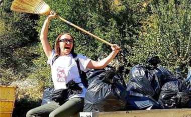Arrestohet aktivistja Irena Ristiq duke pastruar mbeturinat para Qeverisë së Maqedonisë