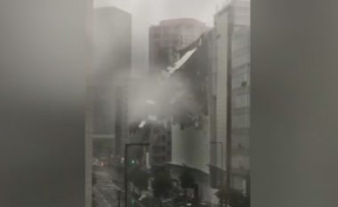 Fuqia e tajfunit, pamje që tregojnë se si rrëzohet pjesa ballore e një ndërtese në Japoni (Video)