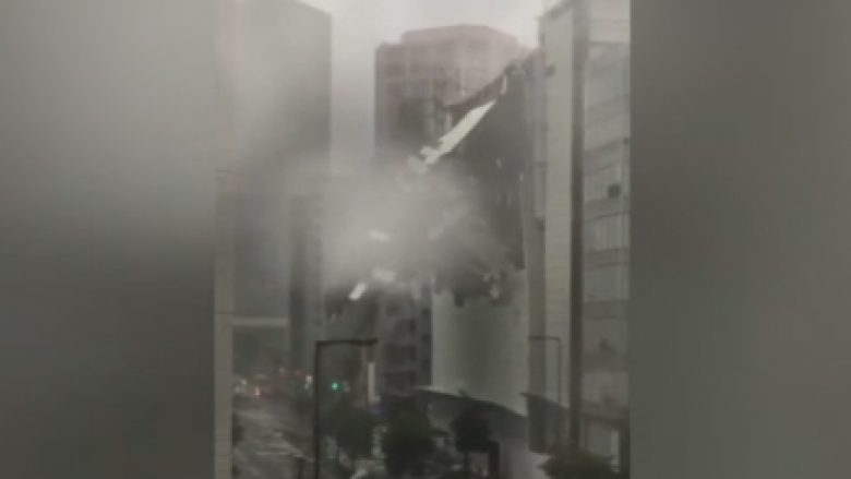 Fuqia e tajfunit, pamje që tregojnë se si rrëzohet pjesa ballore e një ndërtese në Japoni (Video)