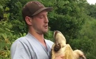Kafshohet keq prej breshkës që po e mbante në duar (Video)