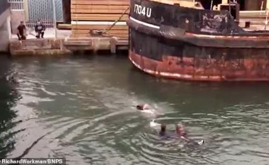Kalimtarët u hodhën në ujin e ftohtë të portit, për ta shpëtuar të moshuarin që ra në rrethana të panjohura (Video)