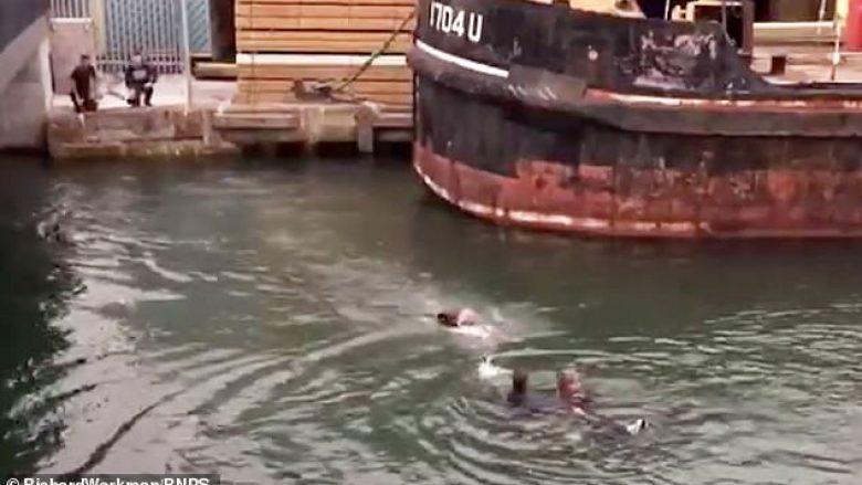 Kalimtarët u hodhën në ujin e ftohtë të portit, për ta shpëtuar të moshuarin që ra në rrethana të panjohura (Video)