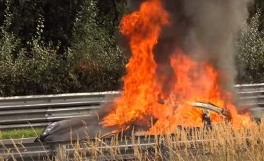 Kaplohet papritmas nga zjarri, Porsche 911 GT3 bëhet shkrumb brenda disa minutave (Video)