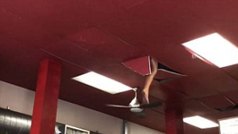 Klientët e restorantit shikonin të habitur, kur një grua ra papritmas prej tavanit (Video)