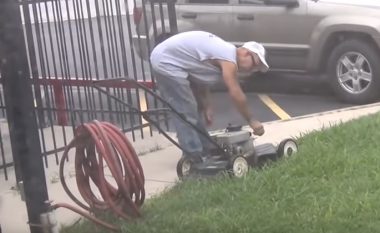 Kolegët ia largojnë tehun e makinës për prerjen e barit, reagimi i punonjësit është shumë qesharak (Video)