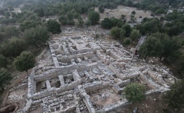 Në Kretë zbulohen tri varre me artefakte të shtrenjta