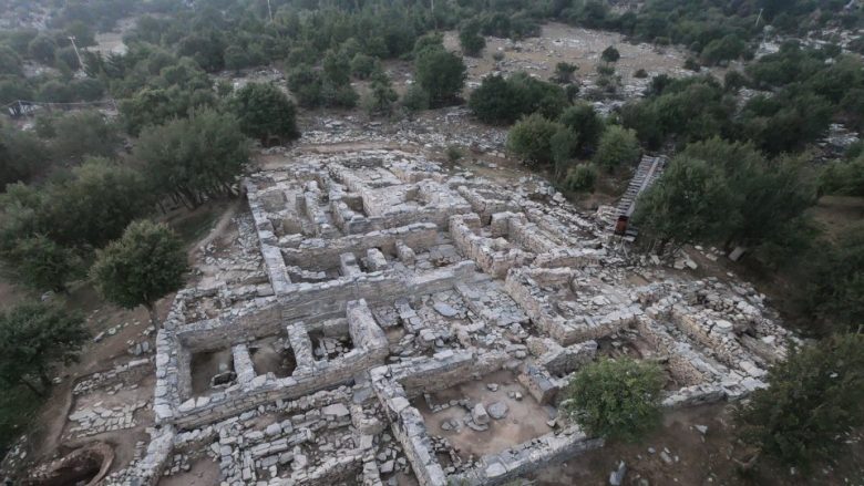 Në Kretë zbulohen tri varre me artefakte të shtrenjta