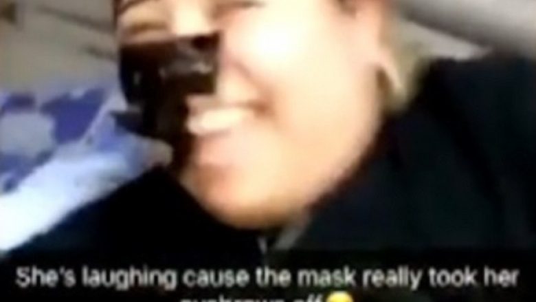 Largoi maskën me gjithë vetulla, e bija saj nuk mund të ndalonte së qeshuri (Video)