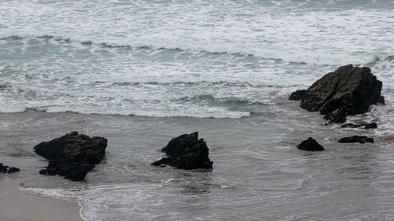 Lëndohet keq në bregdet, kërkon të largohen gurët e ‘fshehur’ prej valëve (Foto)