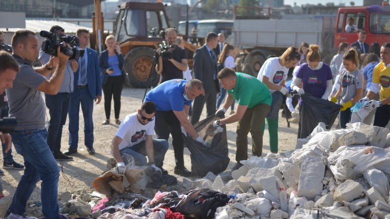 Largohen 100 thasë me mbeturina te stadiumi “Fadil Vokrri”, aksioni vazhdon edhe dy ditë (Foto)