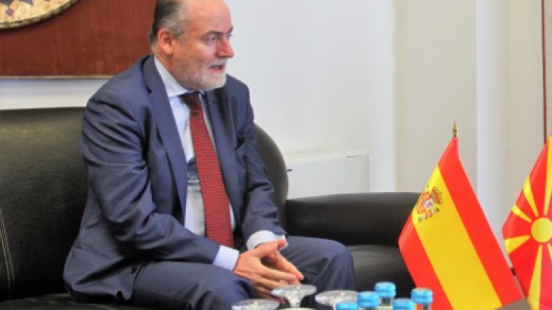 Ambasadori spanjoll kërkon nga politikanët në Maqedoni që të shfrytëzohet çasti “i papërsëritshëm” (Video)
