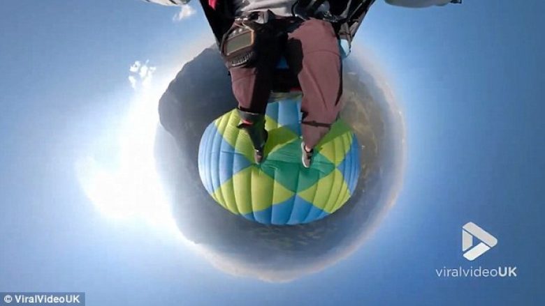 Manovrat e mahnitshme të parashutistit, qëndroi edhe sipër parashutës tjetër (Video)