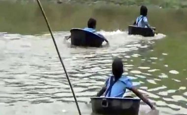 Në mungesë të urës, nxënësit e kalojnë lumin të hipur mbi tenxhere alumini (Video)