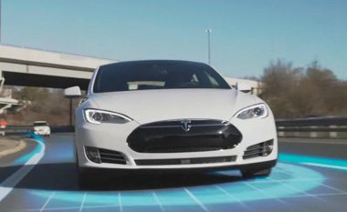 Përditësimi i ri iu ka ndaluar lëvizjen autonome disa makinave Tesla (Foto)